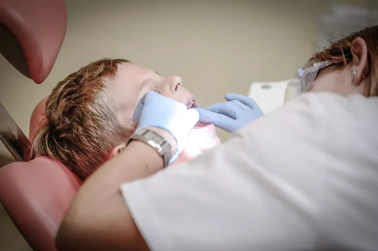 cat dureaza operatia de implant dentar