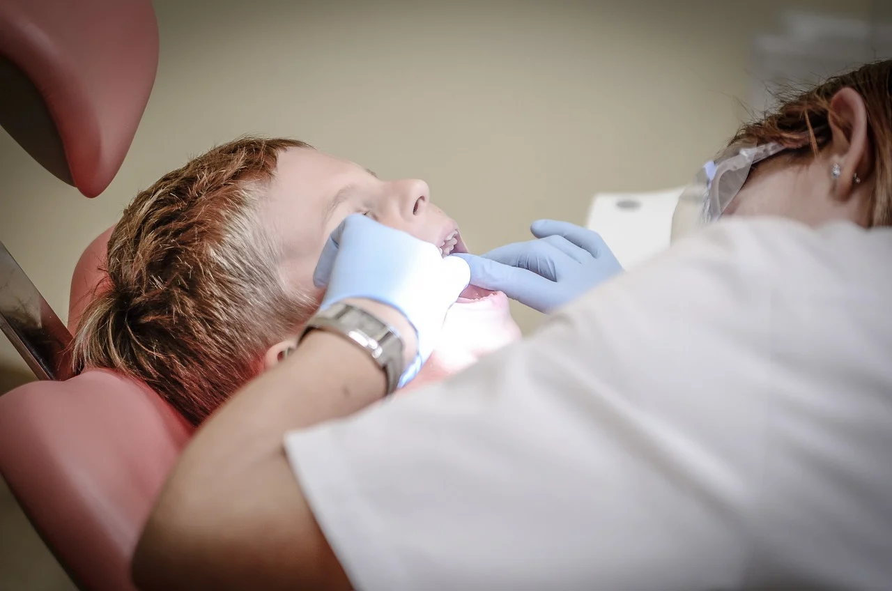 cat dureaza operatia de implant dentar